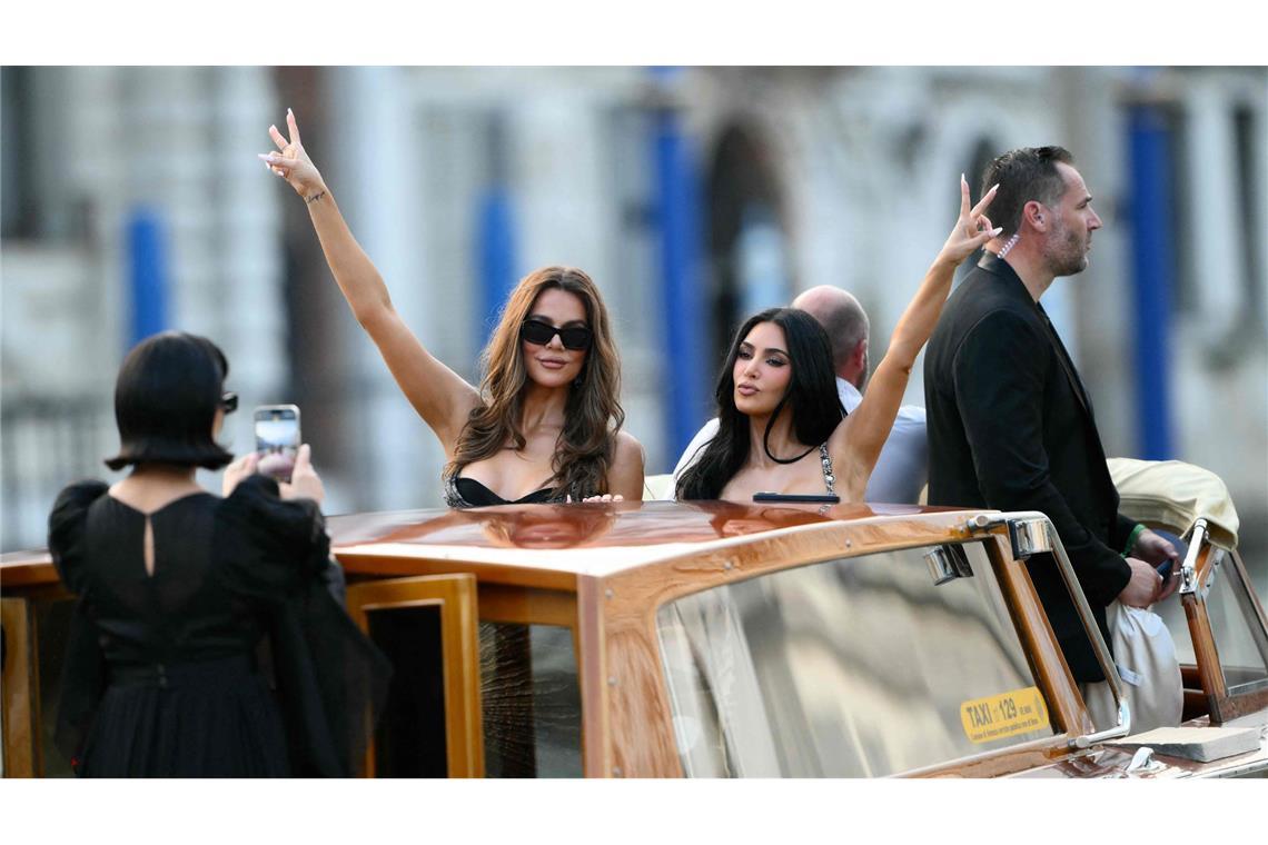 Jeff Bezos und Lauren Sánchez sagen Ja bei Vermählung der Superlative Khloe (links) und Kim Kardashian auf einem Boot vor der Hochzeit.