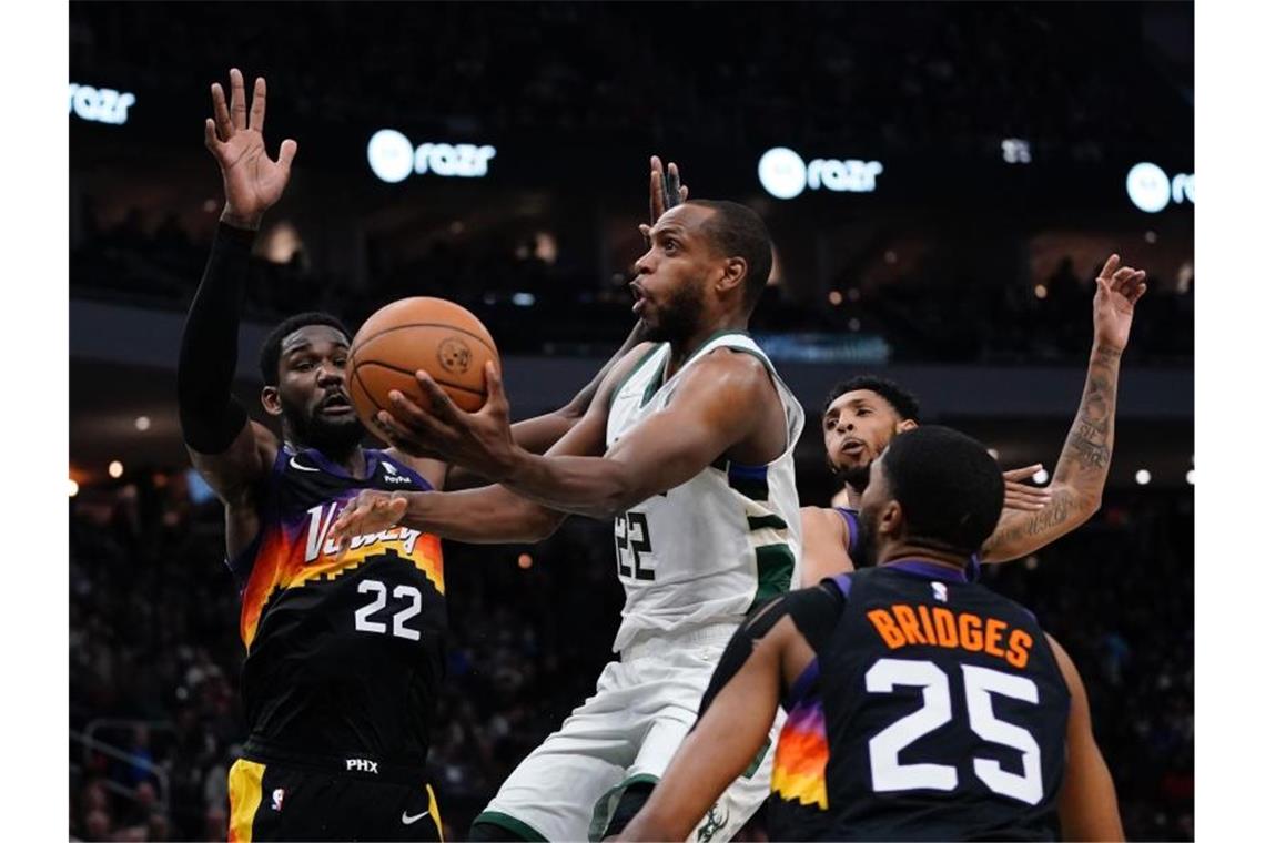 Titelverteidiger Bucks gewinnt drittes NBA-Topspiel in Serie Khris Middleton (M.) war Topscorer der Milwaukee Bucks. Foto: Morry Gash/AP/dpa