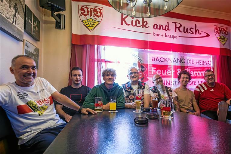 „Kick and Rush“-Wirt Michael Hägele, Nicola Schneider, Hendrik Schulz, Siegfried Riese, Bernd Weber und Axel Koblinger (von links) vom VfB-Fanclub Feuer&Flamme fiebern dem DFB-Pokalfinale entgegen. Dazu gesellt hat sich Markus Schulz (rechts) vom Allmersbacher VfB-Fanclub Tribuna Coperta, von dem einige Mitglieder mit den Backnanger Kumpels im Bus nach Berlin sitzen werden. Foto: Alexander Becher