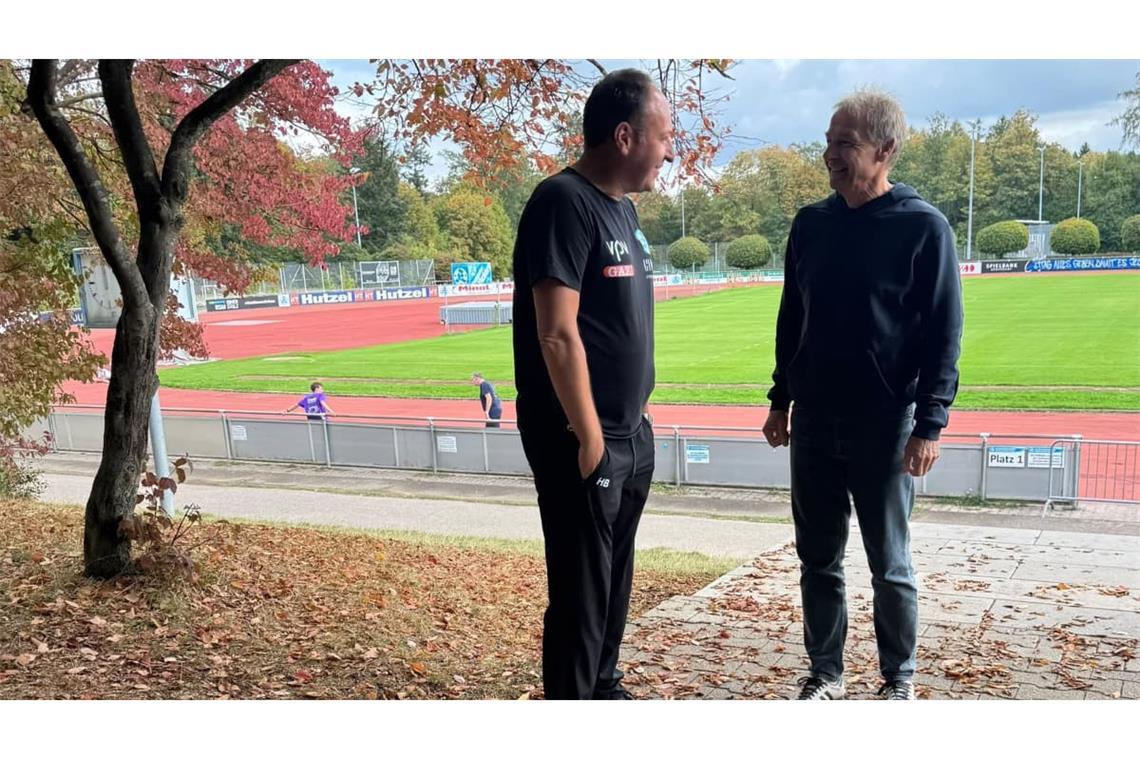 Kickers-Coach Holger Bachthaler (li.) im Gespräch mit Jürgen Klinsmann vor dem Spiel gegen Offenbach.