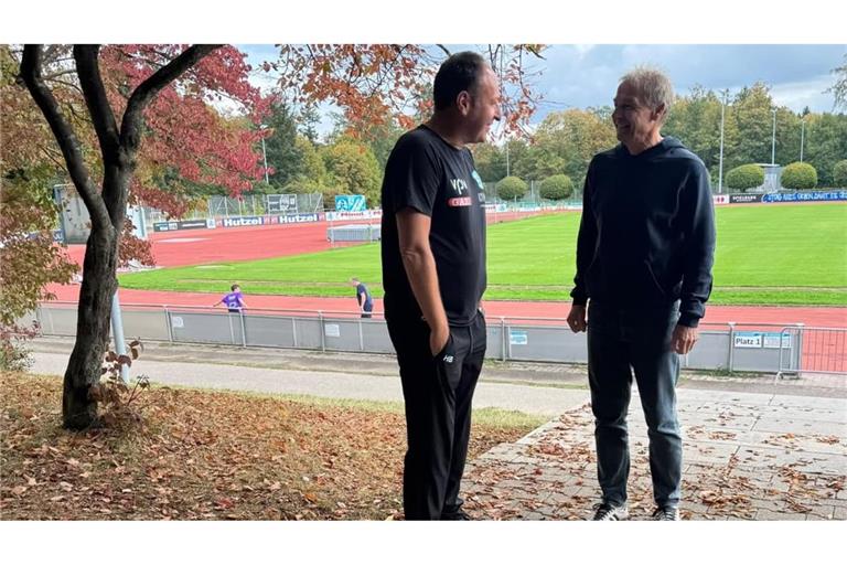 Kickers-Coach Holger Bachthaler (li.) im Gespräch mit Jürgen Klinsmann vor dem Spiel gegen Offenbach.