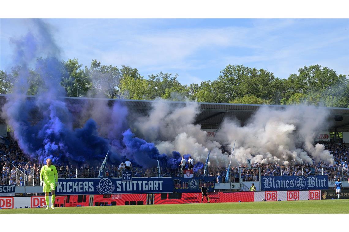 Kickers-Fans beim Pyro anzünden.