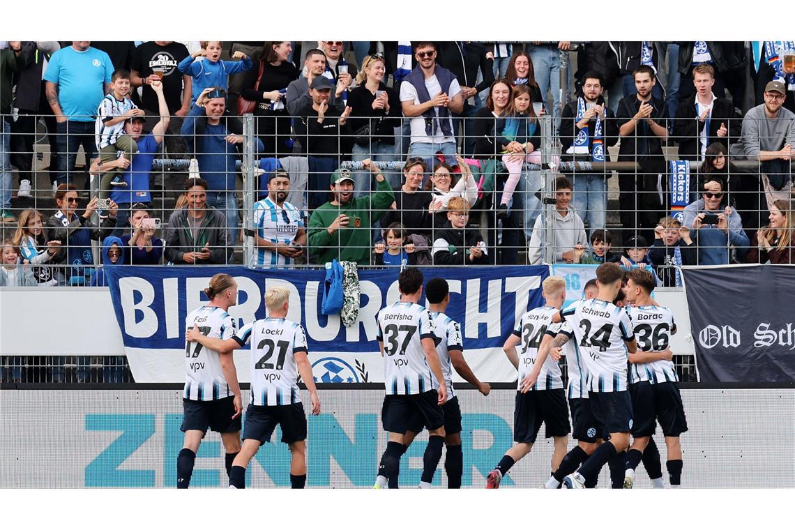 Mit zwei Mann mehr, aber ohne Glanz zum Pflichtsieg Kickers-Jubel vor dem B-Block.