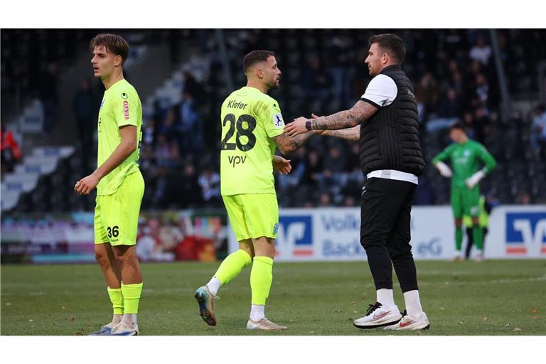 Kickers-Kapitän Lukas Kiefer (Mi., neben Großaspachs Trainer Pascal Reinhardt) kam zuletzt nur von der Bank, gegen Fulda winkt dem Mittelfeldmann ein Einsatz von Beginn an.