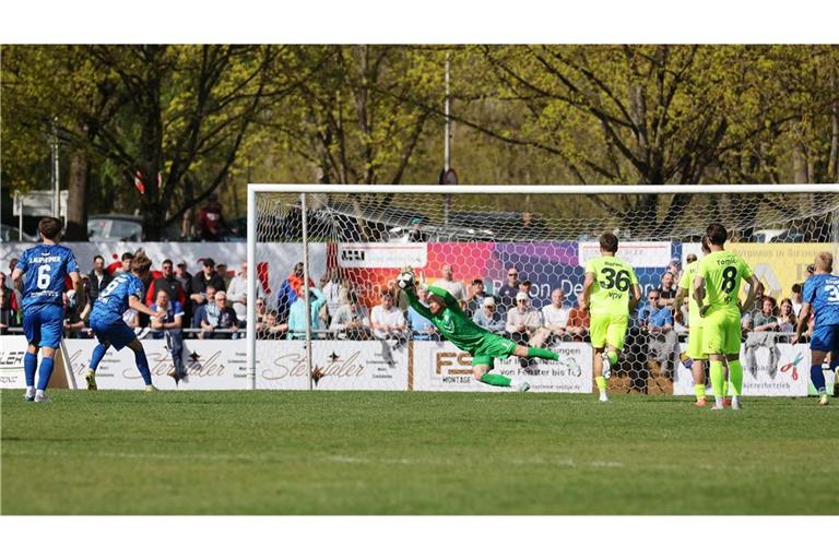Kickers-Keeper Felix Dornebusch hält den Elfmeter von Nicklas Shipnoski – es bleib beim 2:1 für den SGV Freiberg.