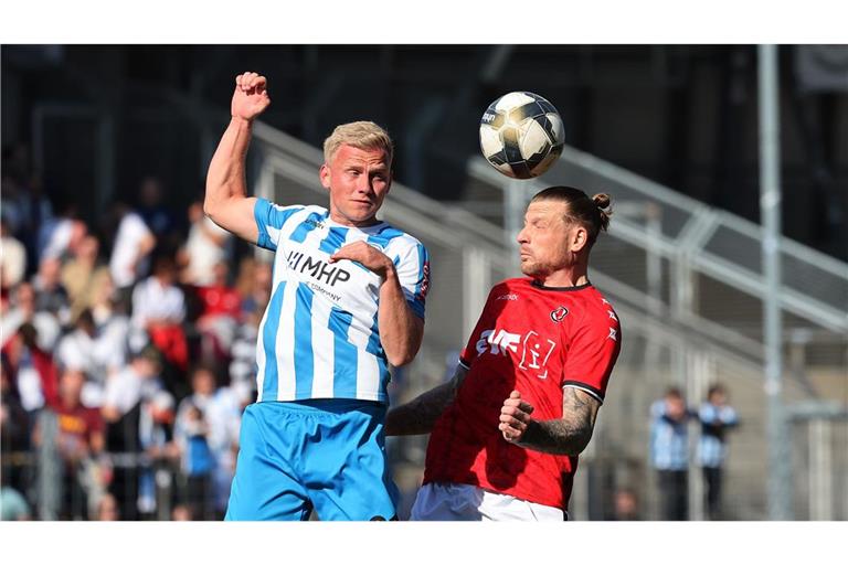 Kickers-Mittelfeldspieler Per Lockl (li.) gegen Göppingens  Kevin Dicklhuber – dieses Duell könnte es in der zweiten WFV-Pokal-Runde geben.