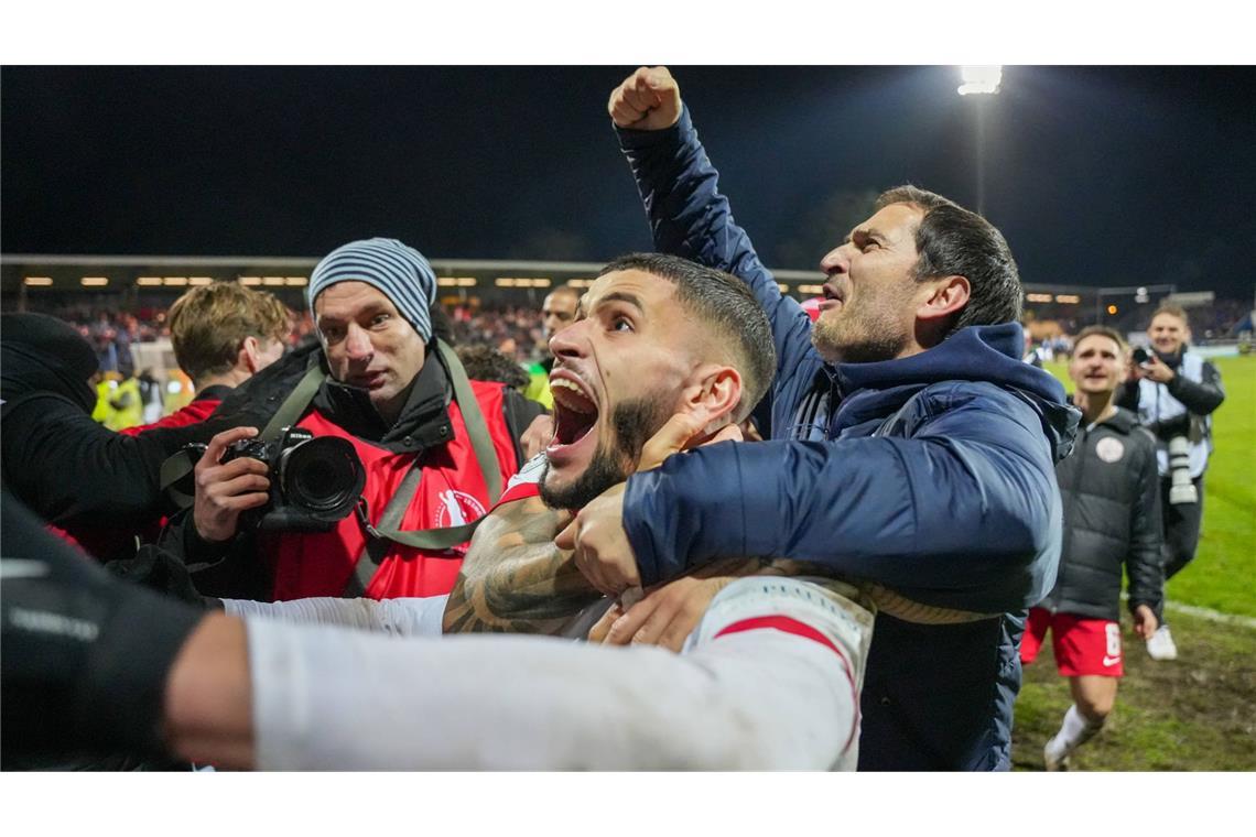 Kickers Offenbach bejubelt den Einzug ins Pokal-Halbfinale.

IMAGO/BEAUTILUS SPORTS/Hill