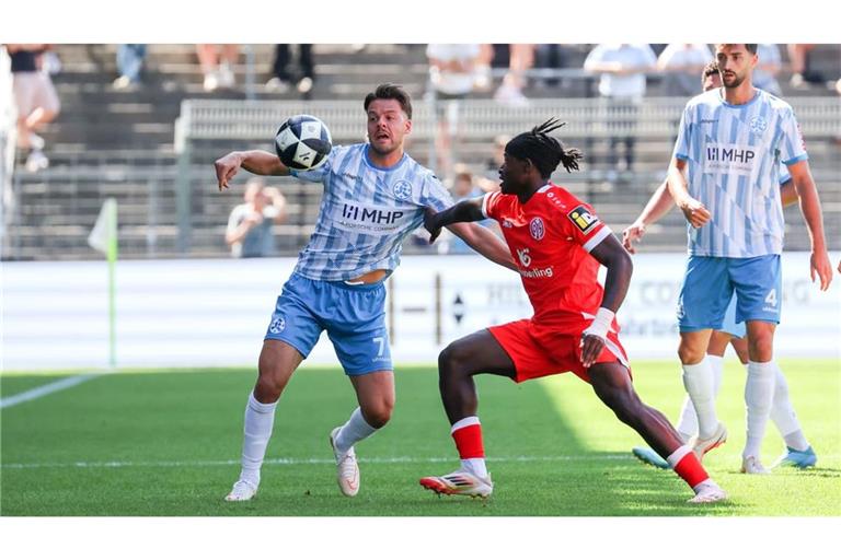 Kickers-Offensivmann Yannick Glessing (li.) gegen den Mainzer Andre Kenete Gitau&nbsp;– in Walldorf gab es den nächsten Rückschlag.
