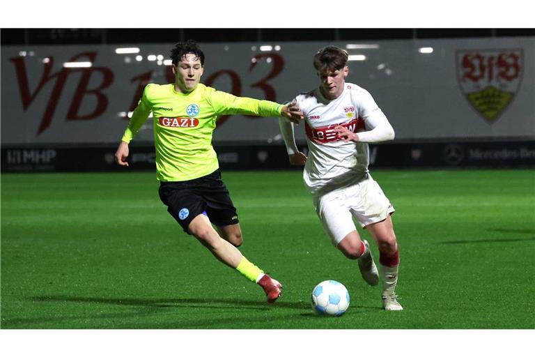 Kickers-Spieler Laurens Hagmann (li.) gegen Kian Speidel: Die Blauen wollen an diesem Samstag gegen den VfB Revanche für das 0:4 im vergangenen Februar.       


Foto: Baumann/Julia Rahn 