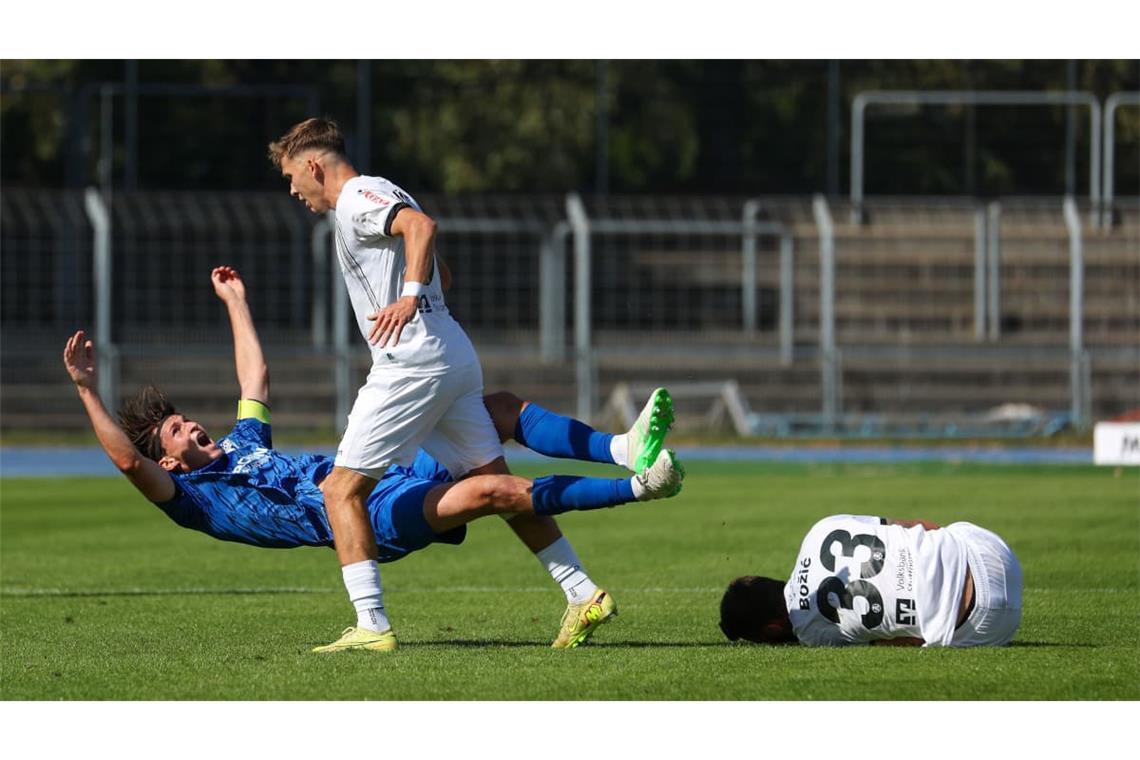 Kickers-Spieler Sebastian Müller schubst Paul Polauke nach dessen Foul an Dejan Bozic&nbsp;– beide sahen Rot.