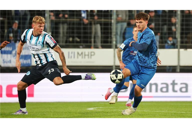 Kickers-Stürmer Samuel Unsöld (li.) gegen Freibergs Lukas Laupheimer, den früheren VfB-II-Spieler.