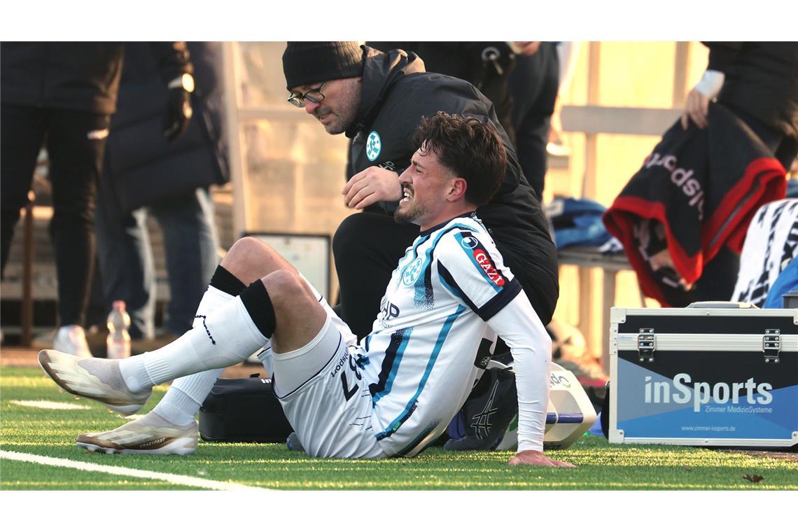 Kickers-Torjäger Flamur Berisha zog sich im Testspiel gegen den 1. CfR Pforzheim eine schmerzhafte Prellung am Sprunggelenk zu.