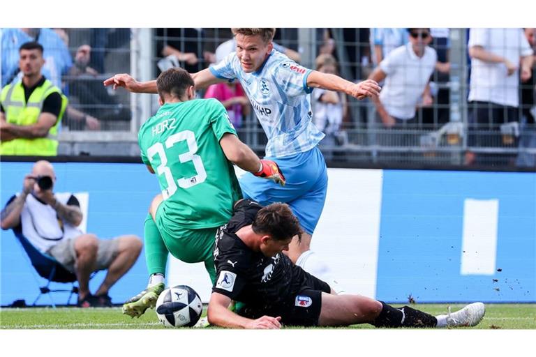 Kickers-Torschüzte&nbsp; Sebastian Müller scheitert in dieser Szene&nbsp; an Fuldas Keeper Jannik Horz.