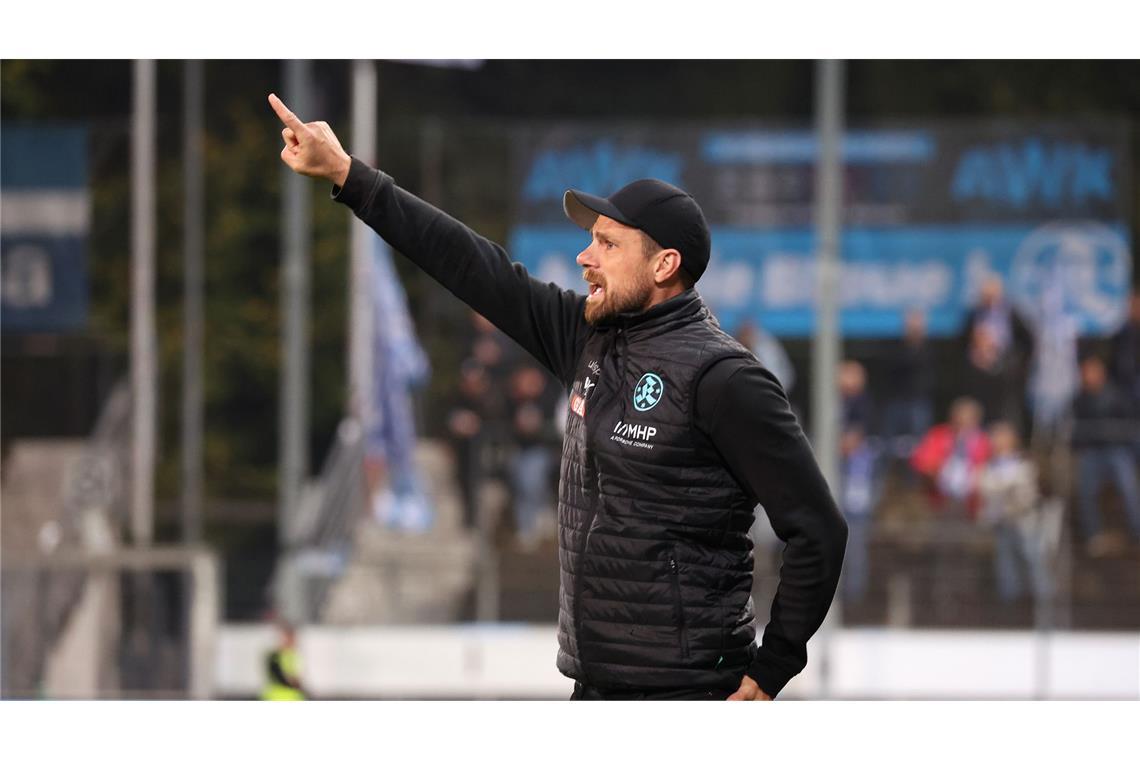 Mit zwei Mann mehr, aber ohne Glanz zum Pflichtsieg Kickers-Trainer Marco Wildersinn.
