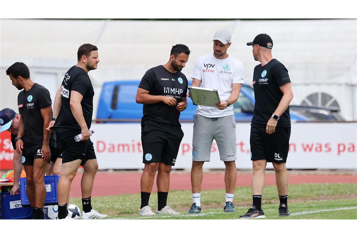 Kantersieg zum Testspielauftakt gegen VfR Mannheim Kickers-Trainerteam bespricht sich.
