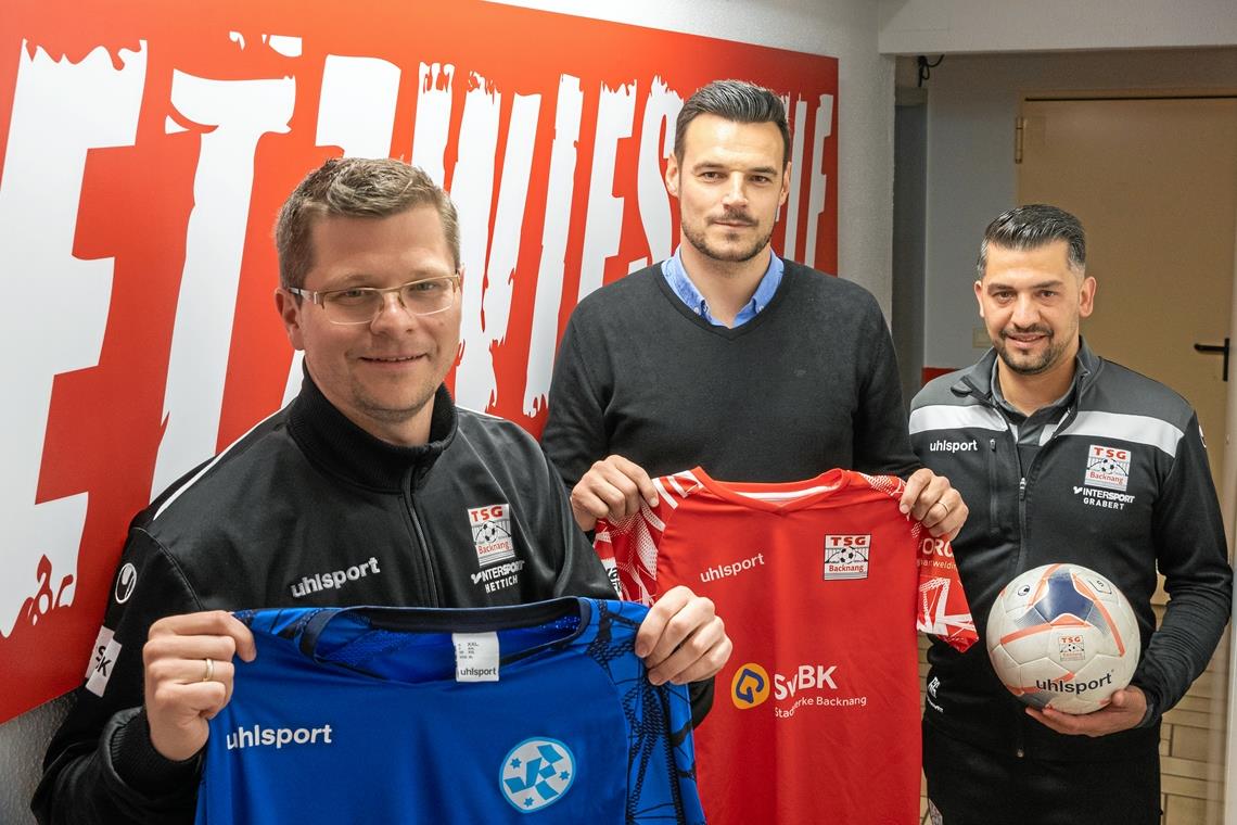 TSG Backnang und Stuttgarter Kickers weiten ihr Miteinander aus Kickers-Urgestein Julian Leist (Mitte) sowie die TSG-Jugendtrainer Michael Kittelberger (links) und Gianpaolo Gorgoglione freuen sich über den Startschuss für die Kooperation zwischen der Nachwuchsabteilung der Roten und der Fußballschule der Blauen. Foto: Alexander Becher