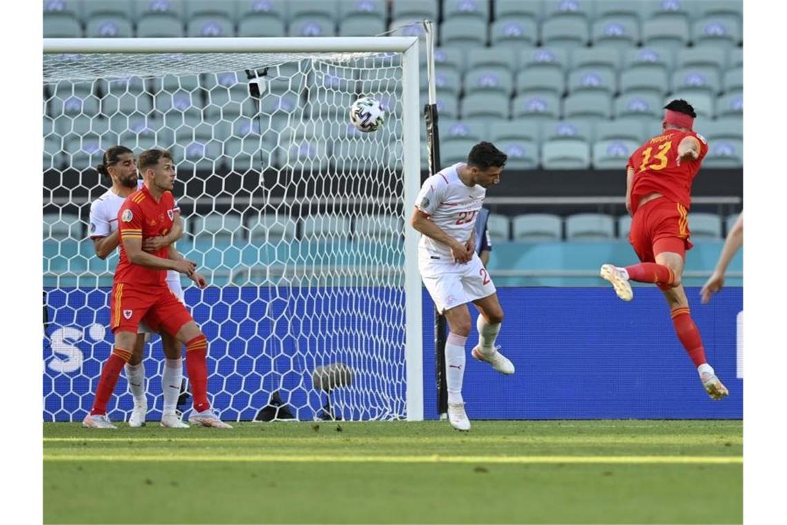Schweiz verspielt möglichen Sieg gegen Wales Kieffer Moore (r) traf für Wales zum Ausgleich. Foto: Dan Mullan/Getty Pool/AP/dpa