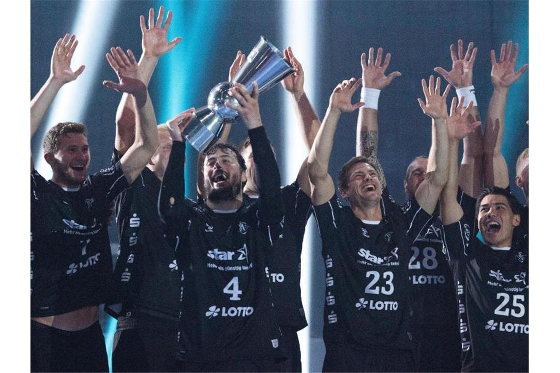 Superstar Sagosen führt Kiel zum zehnten Supercup-Sieg Kiels Domagoj Duvnjak hält den Pokal in die Höhe. Foto: Federico Gambarini/dpa