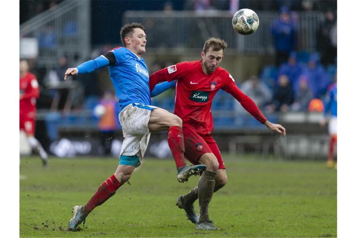 Heidenheim nach 1:0 bei Holstein Kiel weiter Tabellenvierter Kiels Fabian Reese und Heidenheims Jonas Föhrenbach (l-r.) in Aktion. Foto: Frank Molter/dpa
