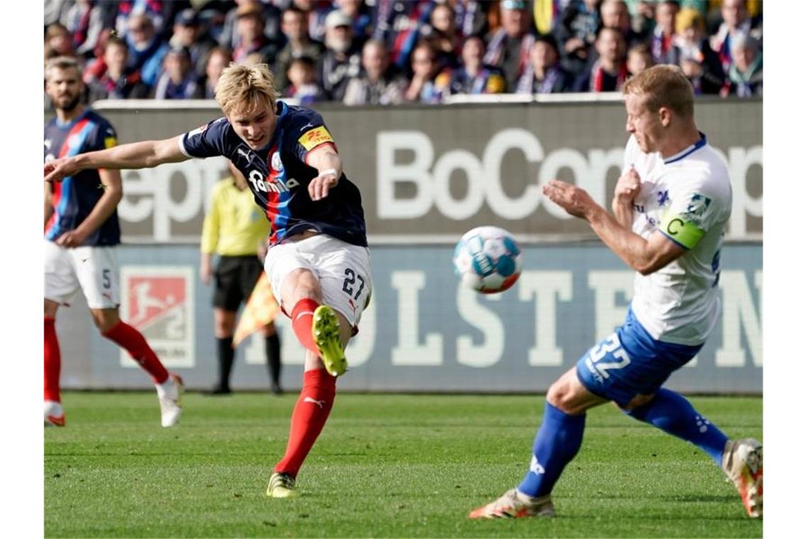 Nürnberg nach klarem Sieg weiter unbesiegt - Kiel nur Remis Kiels Finn Porath (l) und Darmstadts Fabian Holland kämpfen um den Ball. Foto: Axel Heimken/dpa