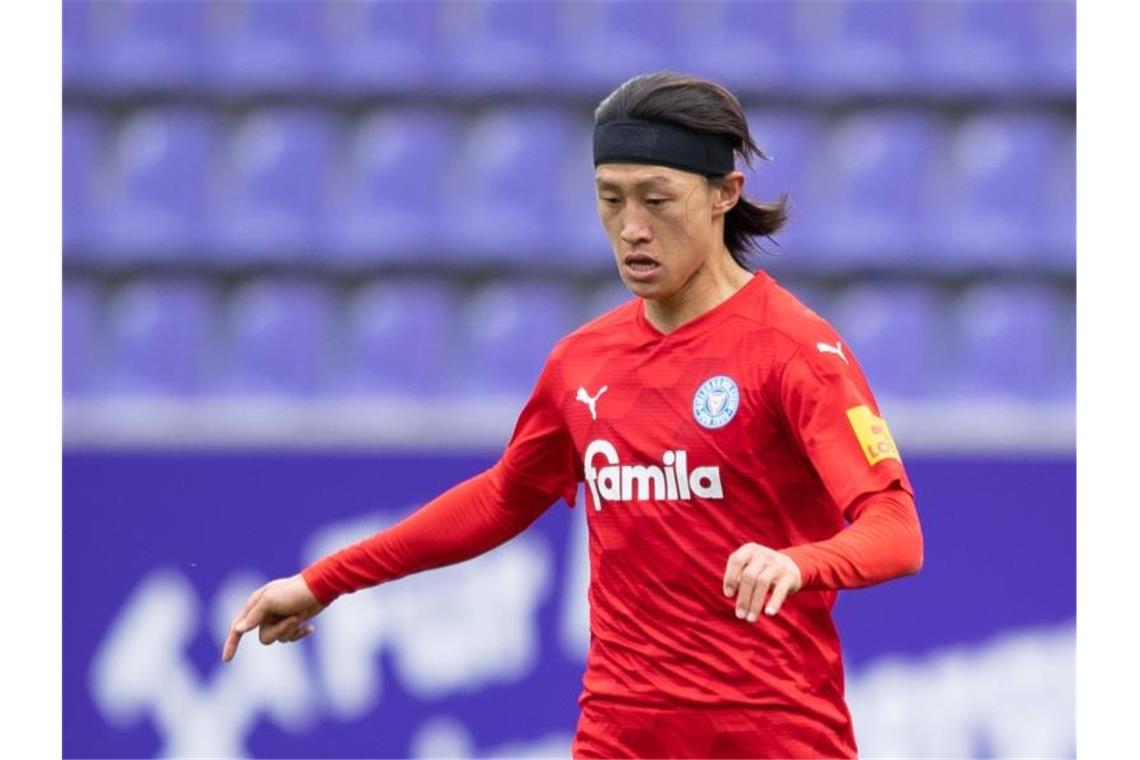 Kieler hoffen gegen Heidenheim auf Lee-Einsatz Kiels Jae-sung Lee spielt den Ball. Foto: Sebastian Kahnert/dpa-Zentralbild/dpa/Archivbild
