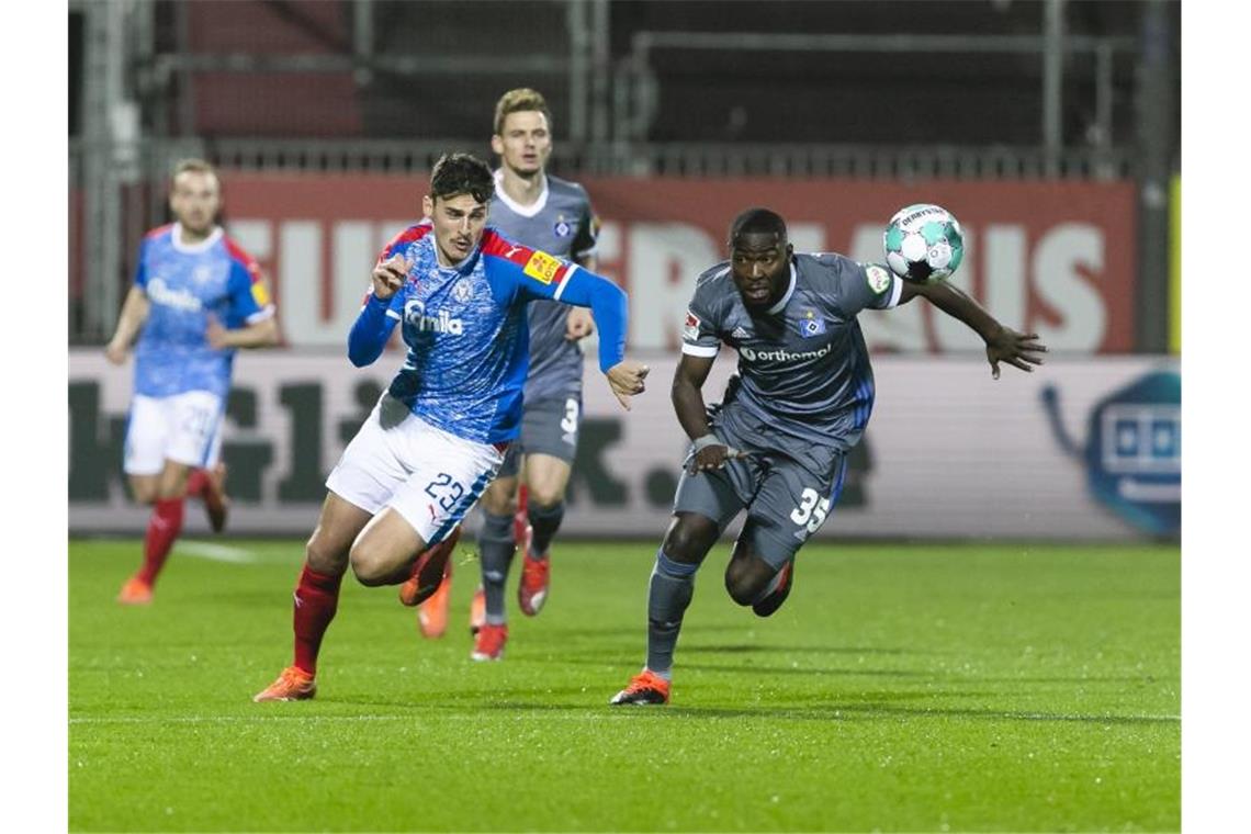 Kiel bleibt Angstgegner des HSV: Wieder kein Sieg Kiels Janni Serra (l) und Stephan Ambrosius vom HSV kämpfen um den Ball. Foto: Frank Molter/dpa