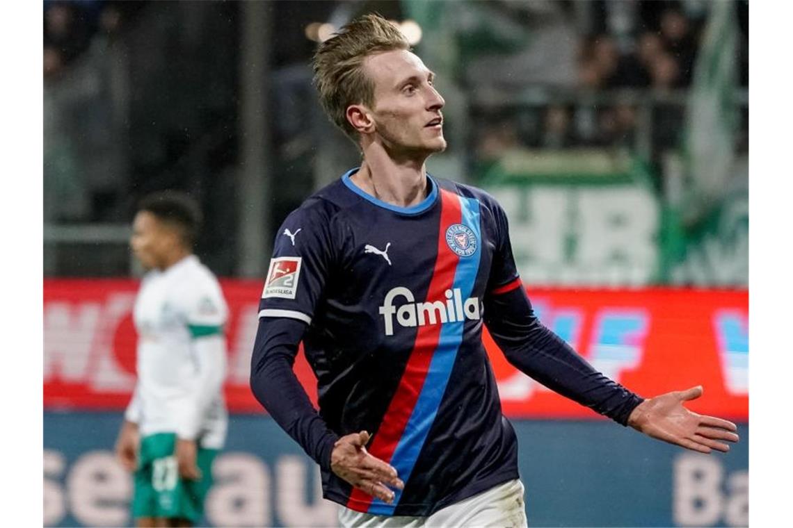 Schalke siegt ohne Terodde - Werder verliert in Kiel Kiels Joshua Mees feiert seinen Treffer zum 1:0. Foto: Axel Heimken/dpa
