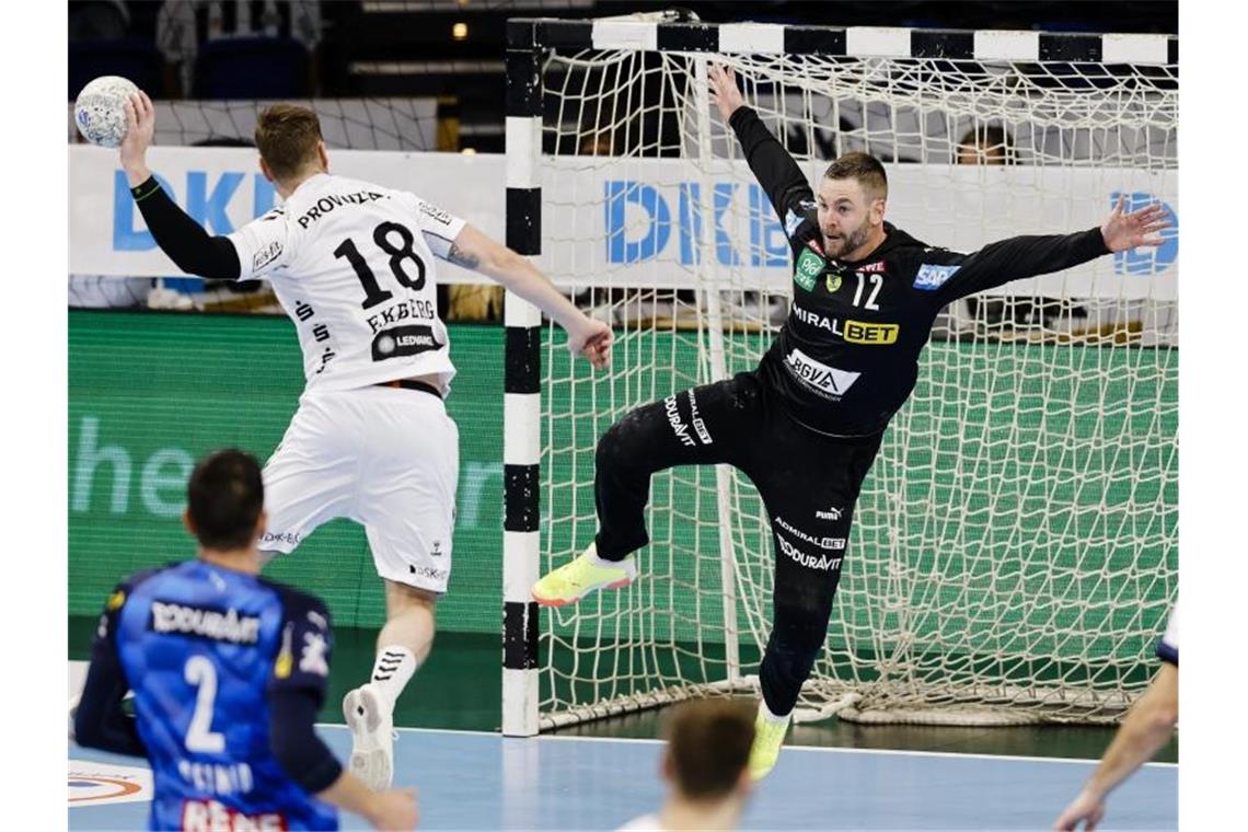 Meister Kiel deklassiert Rhein-Neckar Löwen im Topspiel Kiels Niclas Ekberg (l) wirft gegen Löwen-Torwart Andreas Palicka auf das Tor. Foto: Frank Molter/dpa