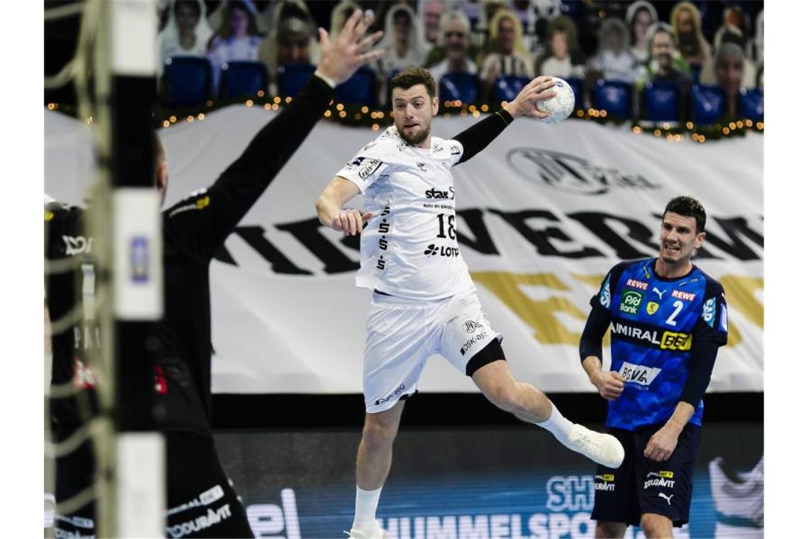 Kieler deklassieren Rhein-Neckar Löwen im Topspiel Kiels Niclas Ekberg (M) wirft auf das Tor. Foto: Frank Molter/dpa