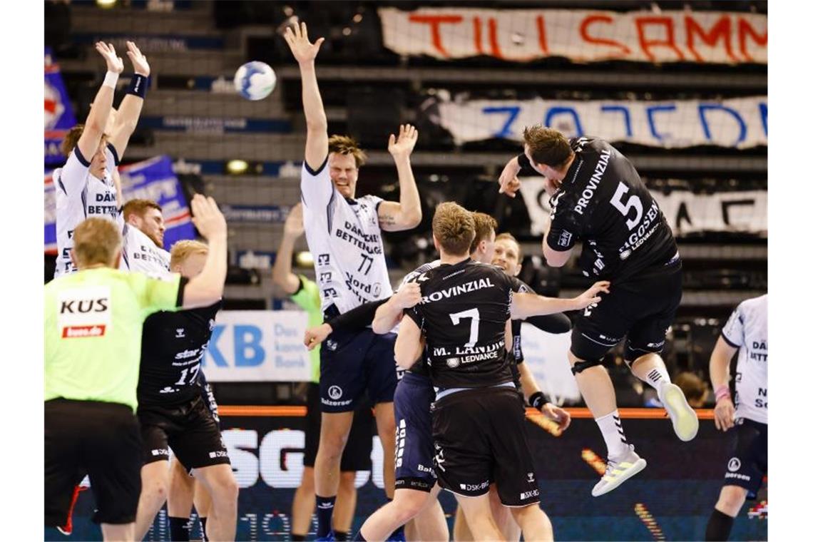 Flensburgs Handballer nach Derbysieg wieder Tabellenführer Kiels Sander Sagosen (r) wirft auf das Tor. Foto: Frank Molter/dpa