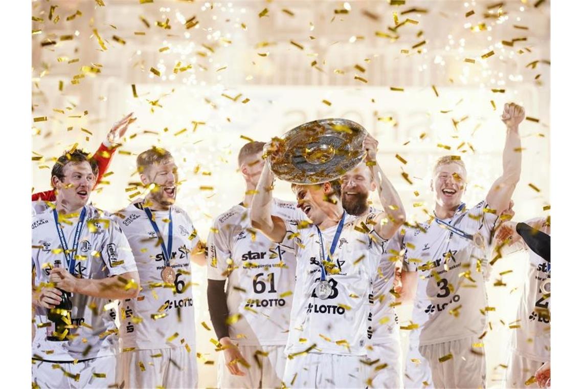 Kiel jubelt: THW-Handballer zum 22. Mal deutscher Meister Kiels Spieler feiern mit der Meisterschale. Im Saisonfinale reichte dem THW ein Unentschieden in Mannheim. Foto: Uwe Anspach/dpa