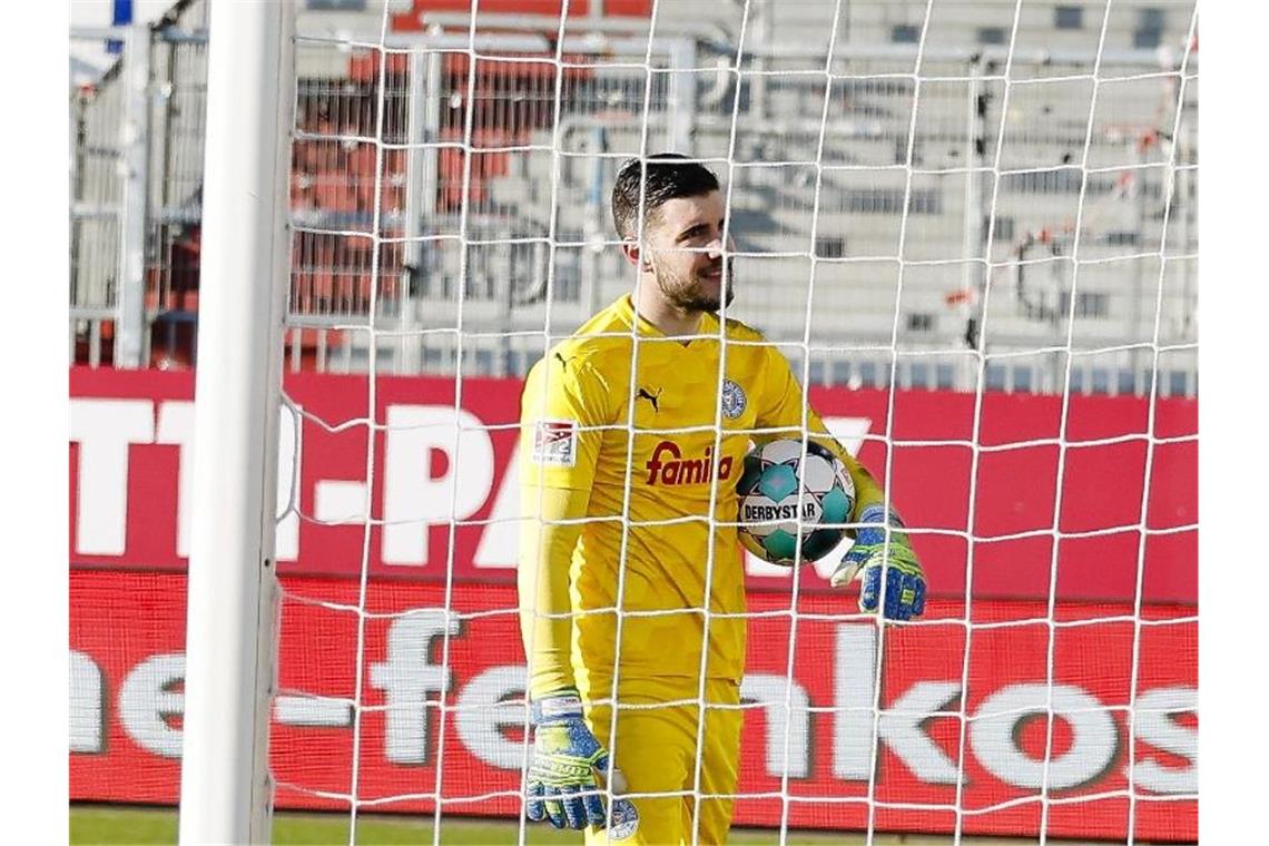 Kiels Torwart Ioannis Gelios reagiert enttäuscht nach dem Treffer zum 0:2. Foto: Frank Molter/dpa