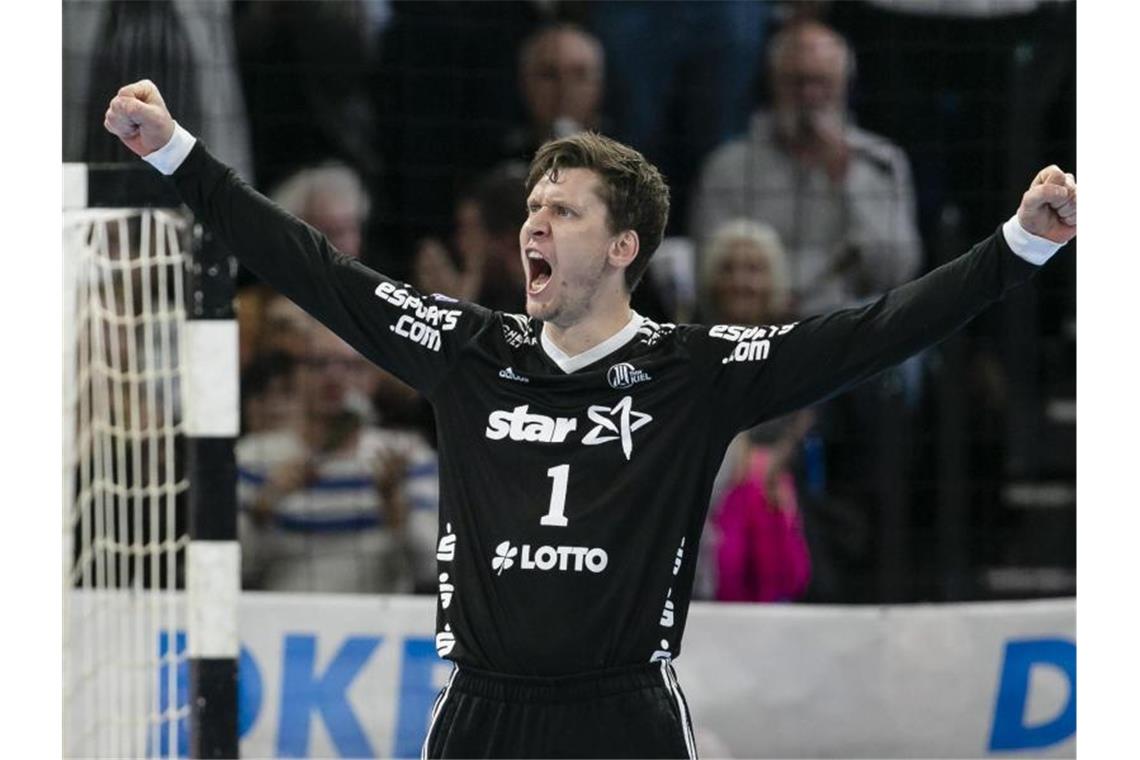 Kiel macht Handball-Titelrennen wieder spannend Kiels Torwart Niklas Landin jubelt. Foto: Frank Molter