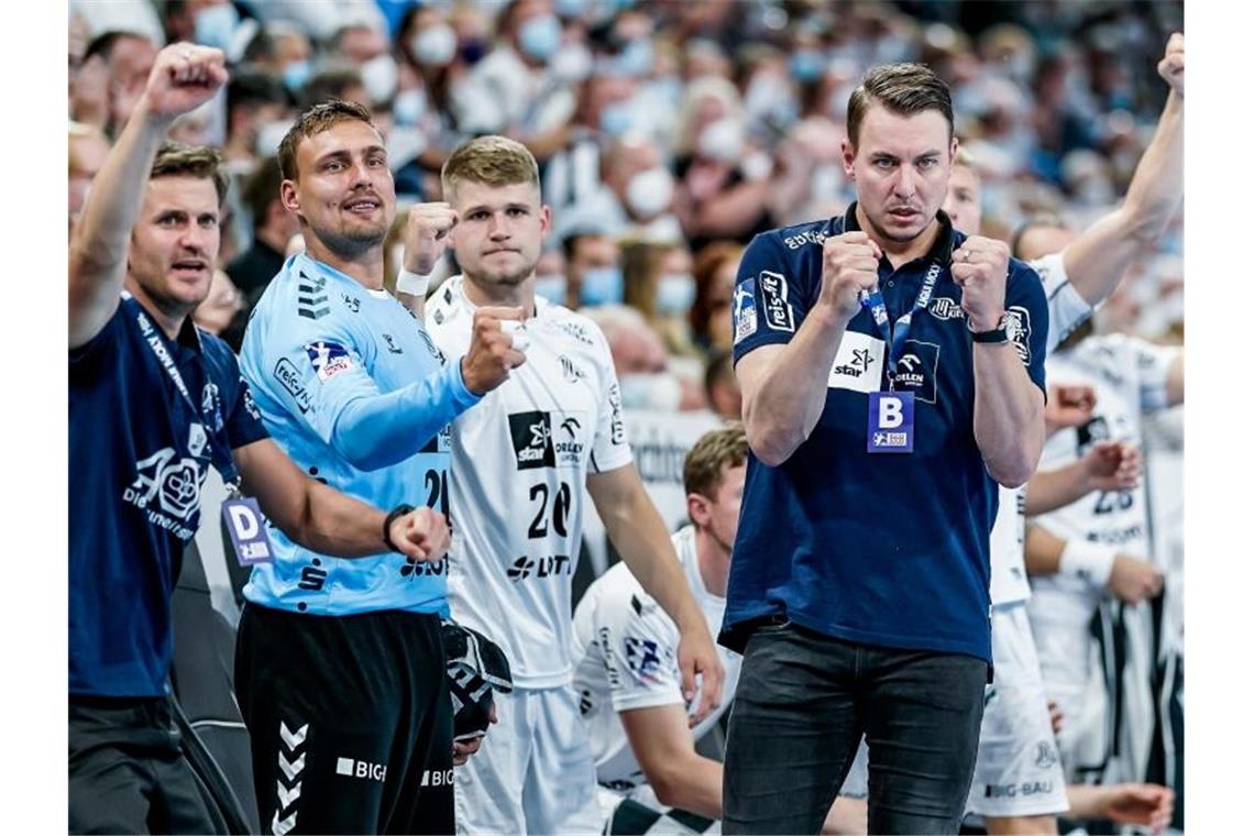 Kiels Trainer Filip Jicha (r) bejubelt gemeinsam mit seinem Asssistenzteam und den Ersatzspielern einen Treffer. Foto: Axel Heimken/dpa/Archivbild