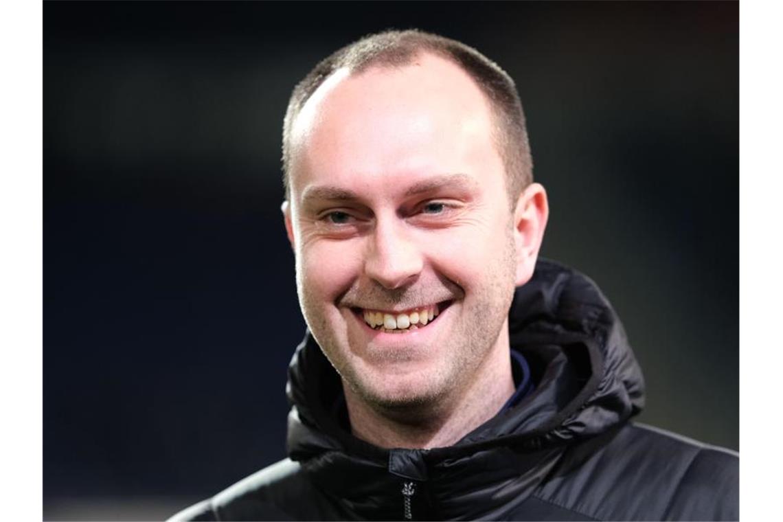 Kiels Trainer Ole Werner ist vor einem Spiel in der Arena. Foto: Peter Steffen/dpa/Archivbild