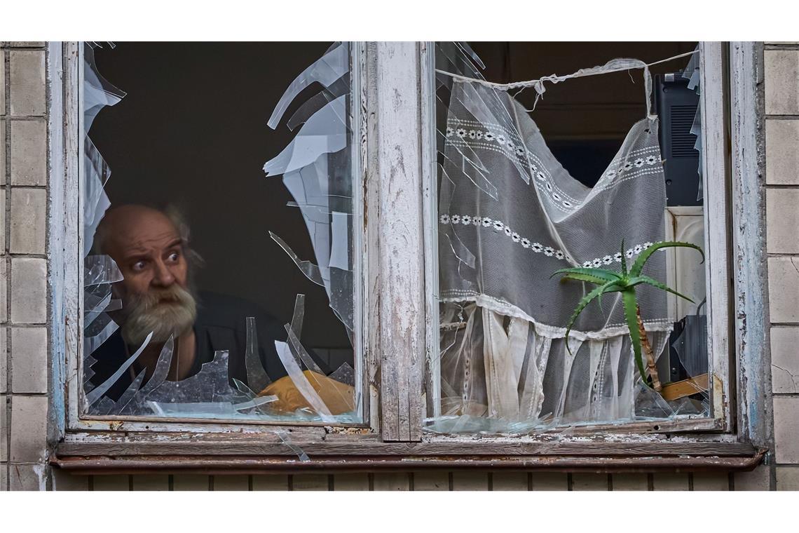 Kiew nach Drohnenangriff: Alter Mann blickt aus zerstörtem Fenster