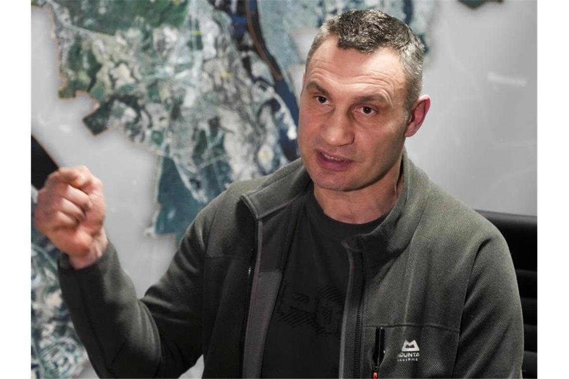 Kiews Bürgermeister Vitali Klitschko während eines Interviews. Foto: Efrem Lukatsky/AP/dpa