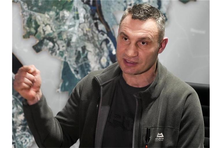Kiews Bürgermeister Vitali Klitschko während eines Interviews. Foto: Efrem Lukatsky/AP/dpa