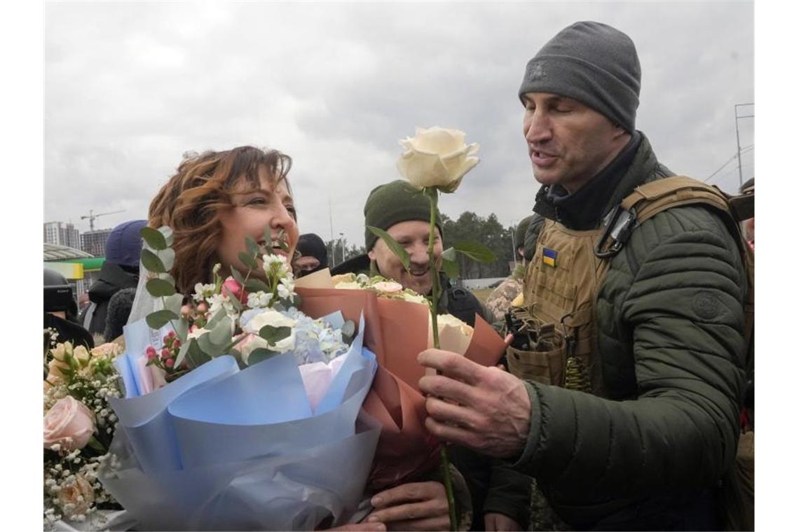Krieg in der Ukraine: Das ist die Lage am Sonntag Kiews Bürgermeister Wladimir Klitschko gratuliert frisch verheirateten Mitgliedern der ukrainischen Territorialen Verteidigungskräfte nach einer Hochzeitszeremonie an einem Kontrollpunkt. Foto: Efrem Lukatsky/AP/dpa