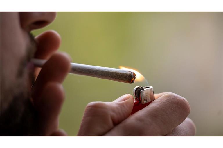 Kiffen ist seit April 2024 mit vielen Vorgaben für Erwachsene legal. (Archivbild)