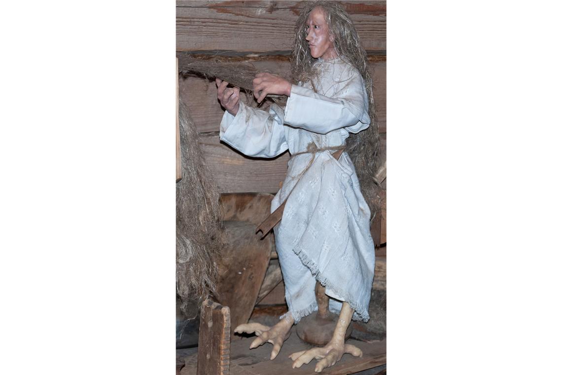 Was sich bei Halloween rumtreibt Kikimora: In heidnischer Zeit war sie eine weibliche Gottheit. Im Zuge der Christianisierung Russlands mutierte sie zum Poltergeist, der Menschen des Nachts nicht zur Ruhe kommen lässt und um den Verstand bringt.