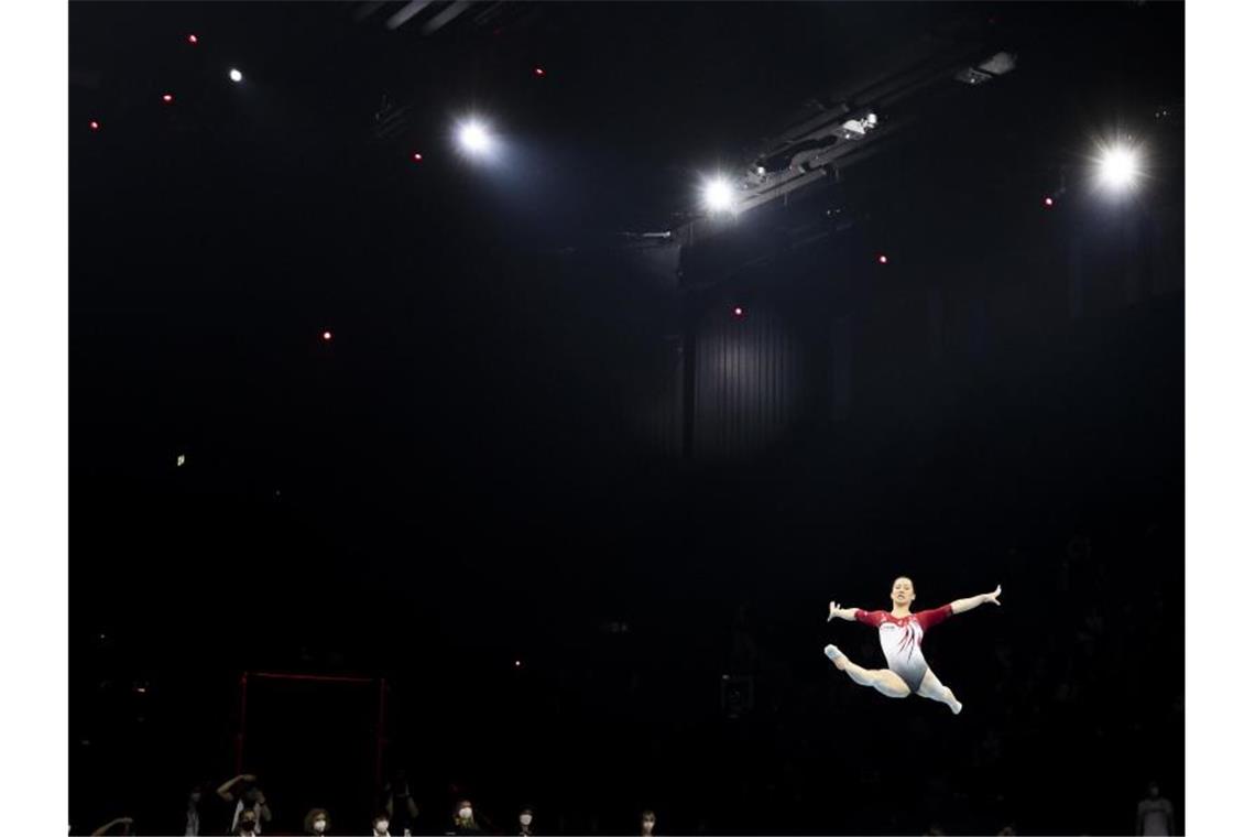Toba gewinnt Silber am Reck - Dauser mit Barren-Bronze Kim Bui turnt bei der EM in Basel am Boden. Foto: Alexandra Wey/KEYSTONE/dpa