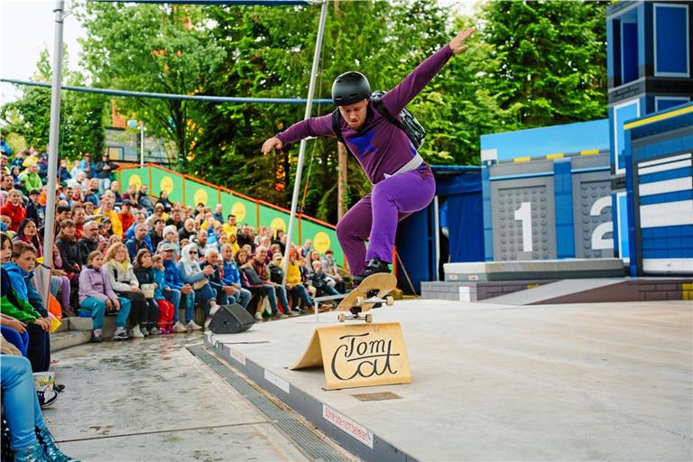 Kim Dieterich zeigt bei der Lego City Sommershow in Günzburg, was er auf dem Board so drauf hat. Im Hintergrund zu sehen ist die Matte, auf der einer der sogenannten Tricker nach dem Vier-Meter-Sprung „Skyfall“ landet. Foto: Legoland Deutschland