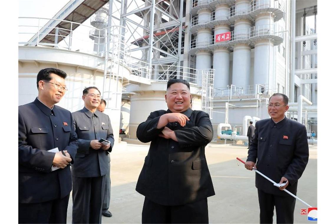 Kim Jong Un taucht nach wochenlanger Abwesenheit wieder auf Kim Jong Un soll an einer Zeremonie zur Fertigstellung einer Düngemittelfabrik teilgenommen haben. Foto: -/KCNA/dpa