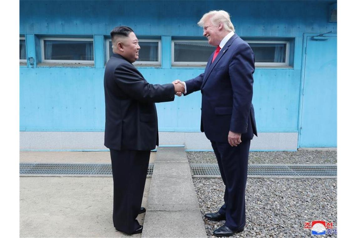 Kim Jong Un und Donald Trump hatten Ende Juni bei einem kurzen Treffen an der innerkoreanischen Grenze Verhandlungen vereinbart. Foto: KCNA