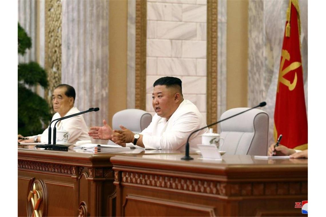 Kim Jong Un während einer Sitzung des Politbüros in Pjöngjang. Foto: -/KCNA/dpa