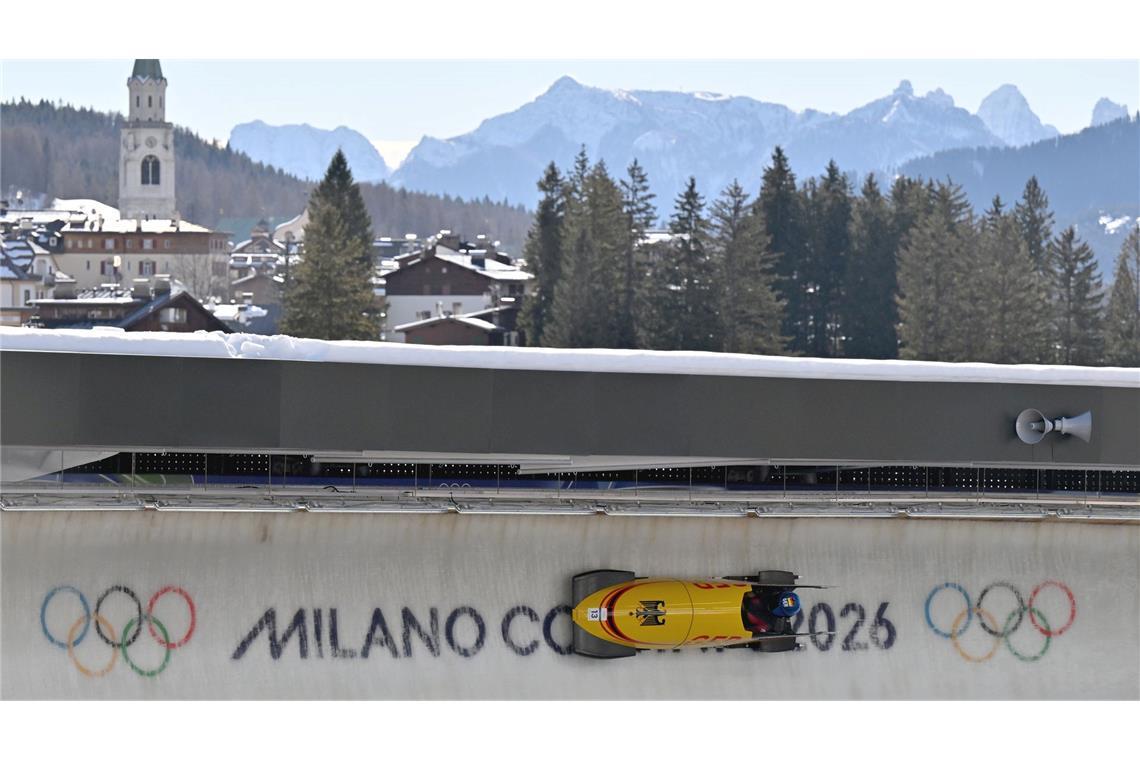 Kim Kalicki fährt mit dem Monobob die Bahn in Cortina hinunter.