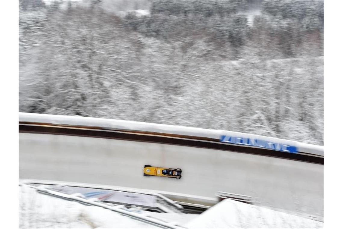 Kalicki holt EM-Titel im Zweierbob vor Jamanka und Nolte Kim Kalicki rast mit ihrem Bob durch den Eiskanal. Foto: Caroline Seidel/dpa