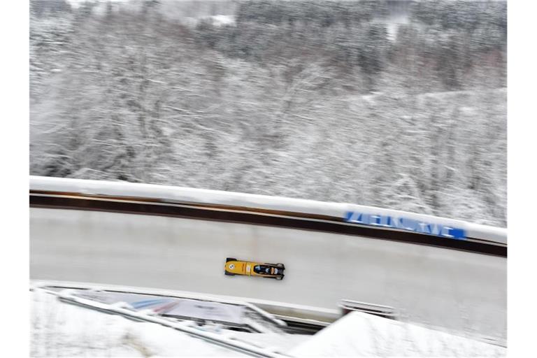 Kim Kalicki rast mit ihrem Bob durch den Eiskanal. Foto: Caroline Seidel/dpa