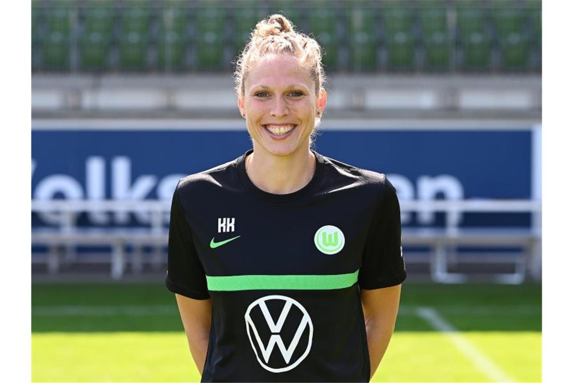 Kim Kulig: Distanz von Fußballern und Fußballerinnen Kim Kulig, Assistenztrainerin, lächelt beim offiziellen Fotoshooting. Foto: Swen Pförtner/dpa